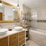 Salle de bain avec baignoire dans chambre d’hôtes en Lomagne