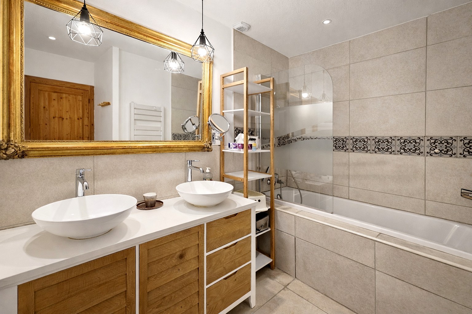 Salle de bain avec baignoire dans chambre d’hôtes en Lomagne