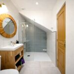 Salle de bain avec baignoire dans chambre d’hôtes en Lomagne