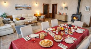Petit déjeuner maison avec produits locaux en chambre d’hôtes à la ferme
