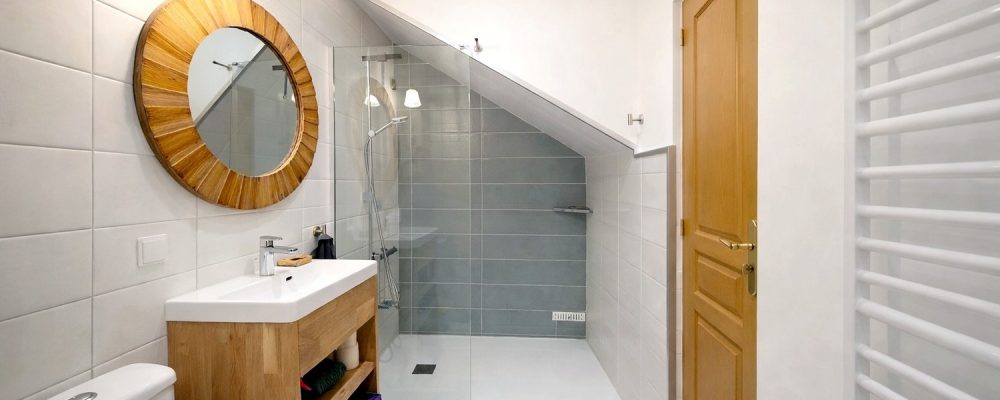 Salle de bain avec baignoire dans chambre d’hôtes en Lomagne