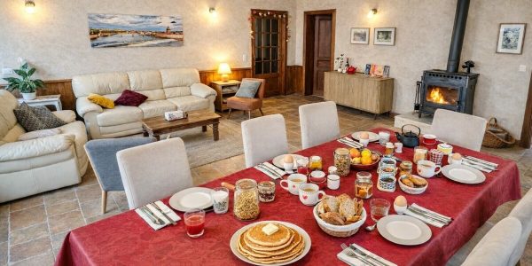 Petit déjeuner maison avec produits locaux en chambre d’hôtes à la ferme